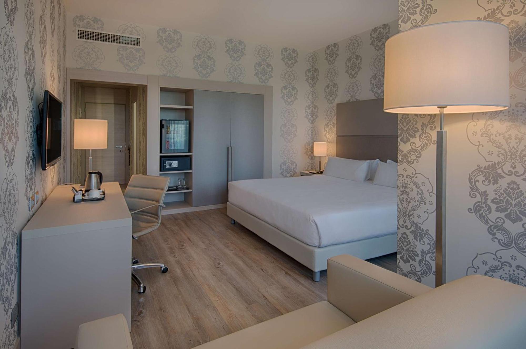 Hotel NH Firenze Esterno foto