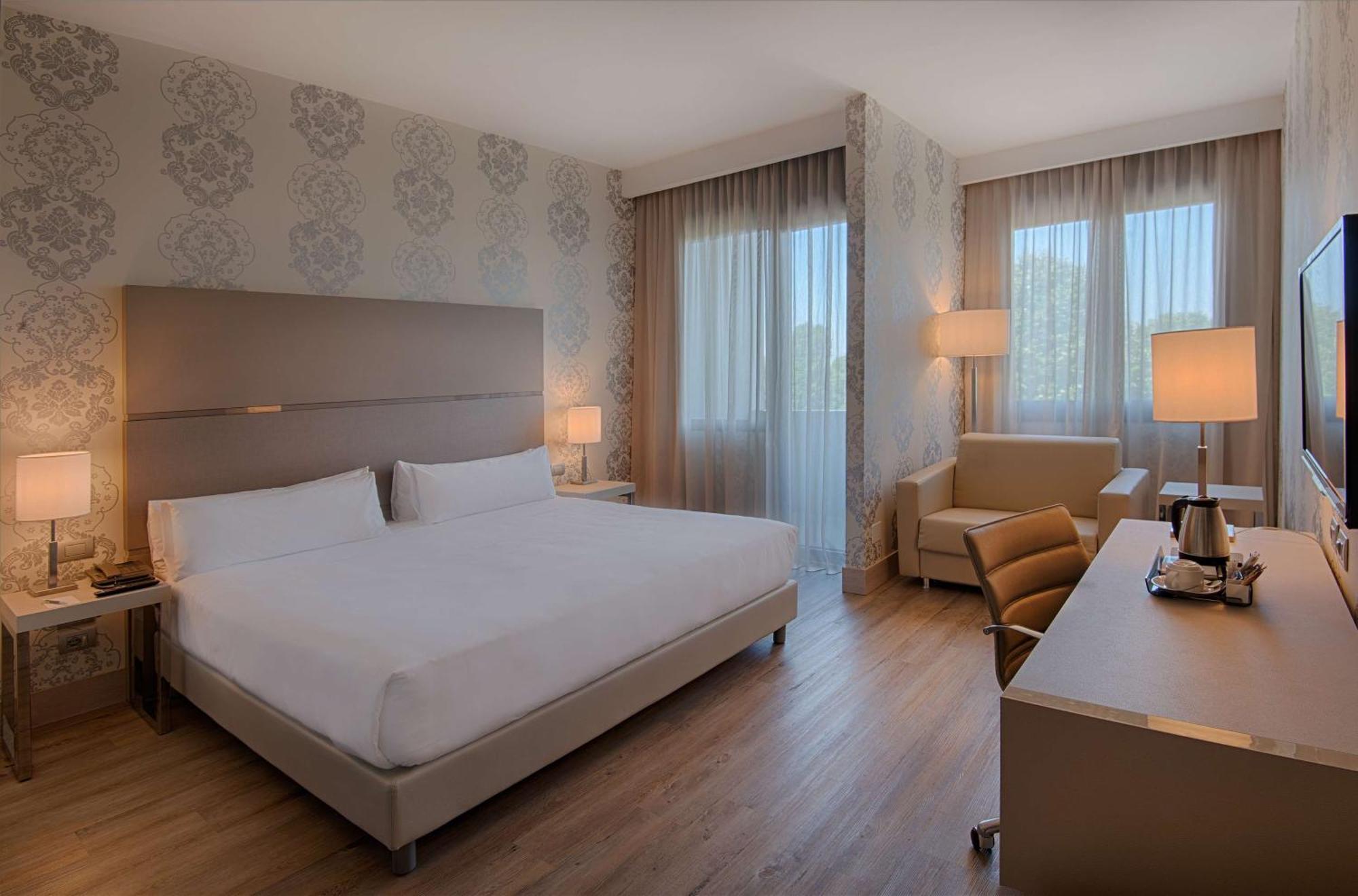 Hotel NH Firenze Esterno foto